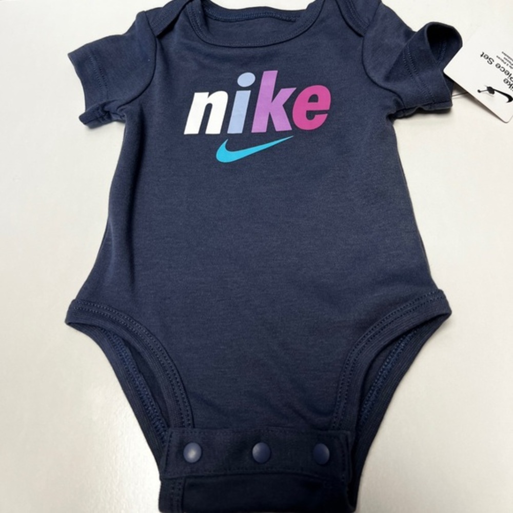 Nike‎ onesie